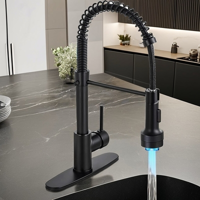 Grifón de cocina clásico de acero inoxidable de mango único con núcleo de válvula cerámica y luz LED