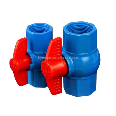 Muestras gratuitas de válvulas de bolas de UPVC compactas de 2 pulgadas con mango y diseño de enchufe ABS